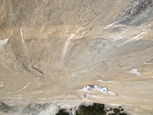 Jeden z posledních obrázků z Yosemit na Jonathanově blogu. Druhá délka traverzu, celkově 15. V pravé části se nachazí hotel.